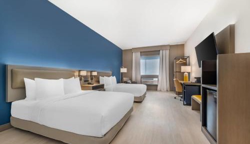 Quadruple Room with Two Queen Beds and Tub - Disability Access/Non Smoking