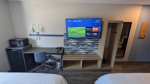 Standard King Room with Mobility Accessible Roll-In Shower