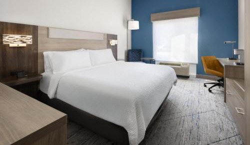 Standard King Room with Mobility Accessible Tub