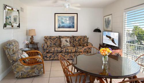 Queen Suite with Pool View