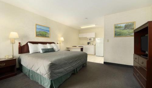 1 King Bed, Efficiency Room, Smoking