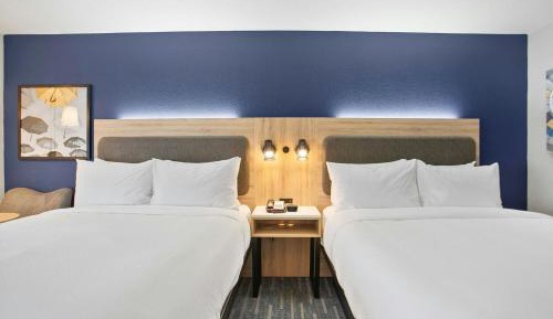 Standard Queen Room with Two Queen Beds and Tub - Mobility/Hearing Accessible