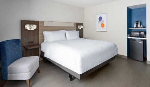 Standard King Room with Roll-in Shower - Mobility Accessible