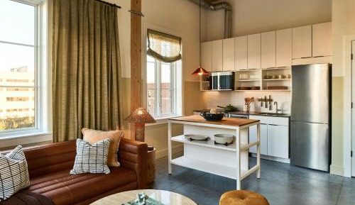 One-Bedroom Suite with One Queen Bed - Mobility/Hearing Accessible with Tub