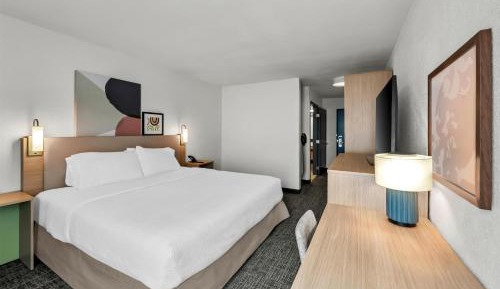 King Room with Bath Tub - Mobility/Hearing Access