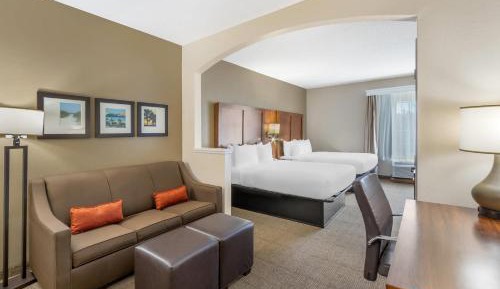 Queen Suite with Two Queen Beds and Sofa Bed - Non-Smoking