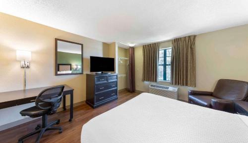 Deluxe Studio with 1 Queen Bed - Non-Smoking
