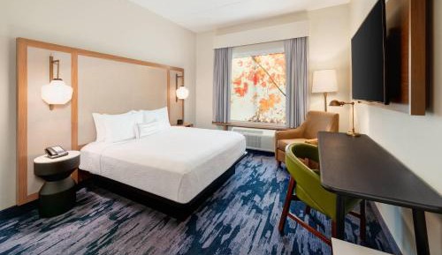 King Room with Roll-In Shower - Mobility Accessible