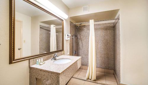 King Room with Accessible Tub - Accessible/Smoking