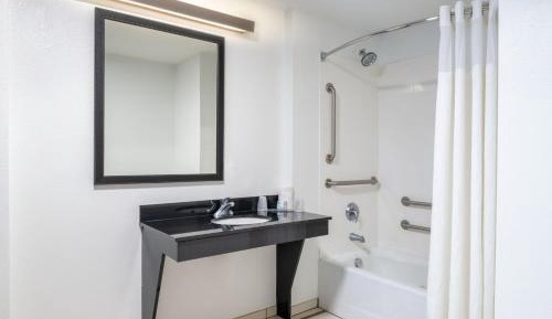 Queen Room with Two Queen Beds - Hearing Accessible