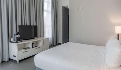 King Suite - Mobility Access/Non-Smoking