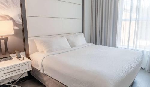 One-Bedroom Deluxe King Room - Non-Smoking