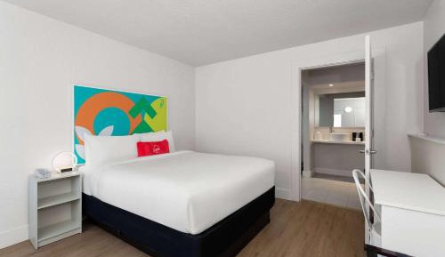 Queen Room with Roll-In Shower - Mobility/Hearing Accessible - Non-Smoking