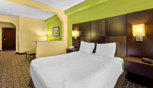 Queen Suite with Bath Tub and Sofa Bed - Disability Access/Non-Smoking