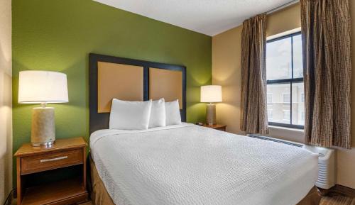 Deluxe Studio with 1 Queen Bed - Non-Smoking