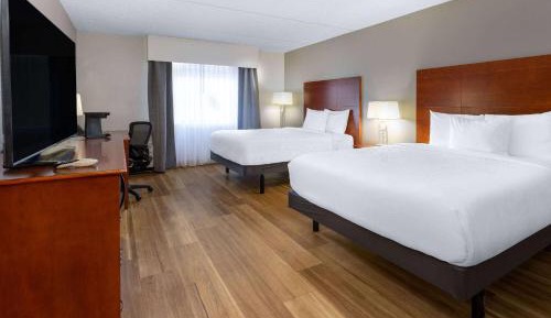 Deluxe Queen Room with Two Queen Beds and City View - Mobility Access/Non-Smoking