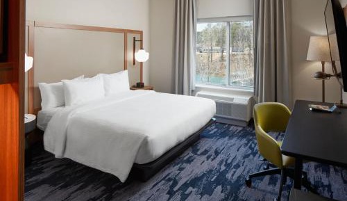King Room with Lake View and Roll-In Shower - Mobility Access