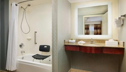 Queen Suite with Bath Tub - Mobility Accessible/Non-Smoking