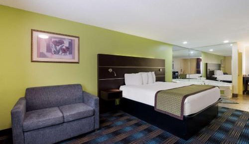 King Suite with Spa Bath, Sofa and Walk-In Shower - Non-Smoking