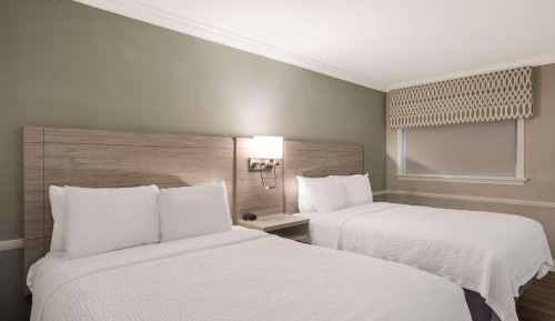 Queen Room with Two Queen Beds with Bath Tub - Mobility Accessible/Non-Smoking