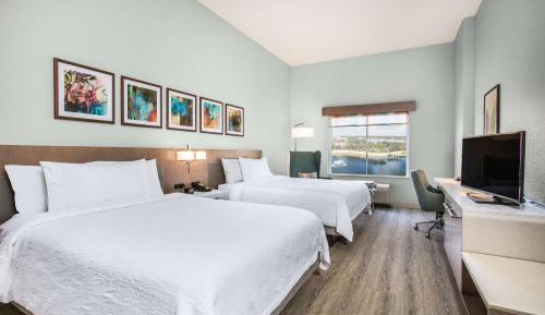 Queen Room with Two Queen Beds and Lake View