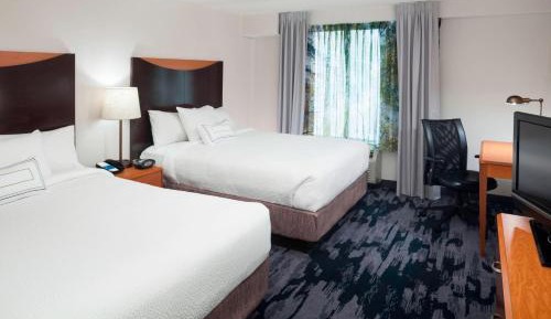 Queen Room with Two Queen Beds and Roll-In Shower - Mobility Access/Hearing Accessible