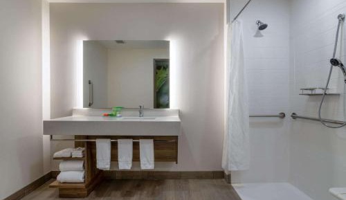 Queen Room With Two Queen Beds and Walk In Shower w/ Grab Bars - Mobility Accessible/Non-Smoking