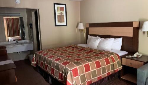 1 King Bed - Non-Smoking