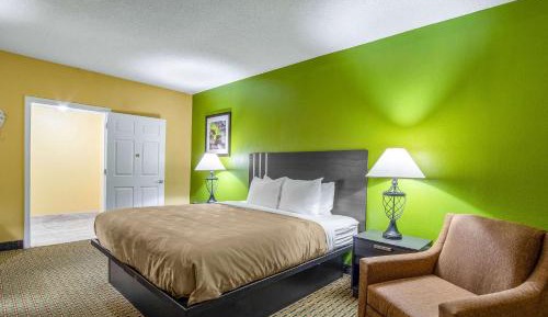 King Room - Accessible/Smoking