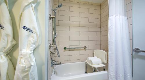 One-Bedroom Suite - Hearing Accessible with Roll-In Shower   