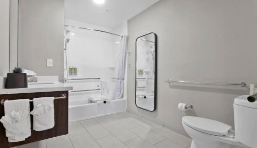 Queen Studio Suite - Mobility Access Tub/Non-Smoking