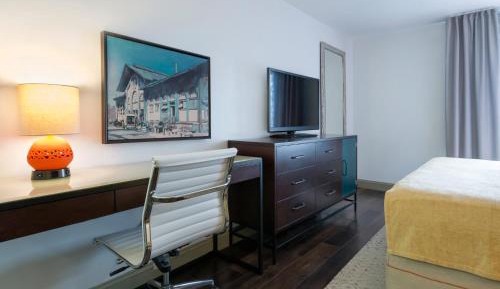 Queen Room with Accessible Transfer Shower - Non-Smoking