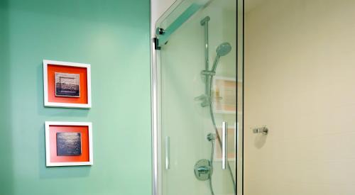 Standard Queen Room with Two Queen Beds and Transfer Shower - Mobility Access