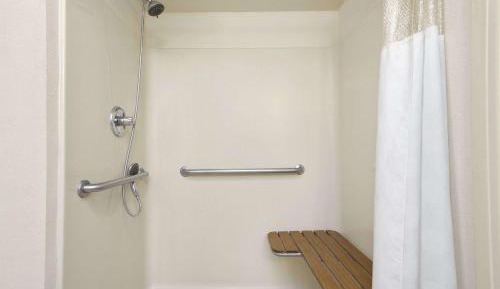 King Room with Bath Tub - Mobility Accessible/Non-Smoking