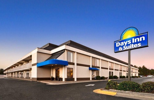 Westover Hotel | Days Inn & Suites by Wyndham Fort Bragg/Cross Creek Mall