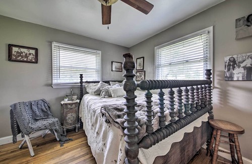 De Soto Cottage | Traditional Country Home in De Soto w/Yard!