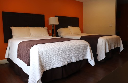 Hollywood Lakes Hotel | Curtis Inn & Suites