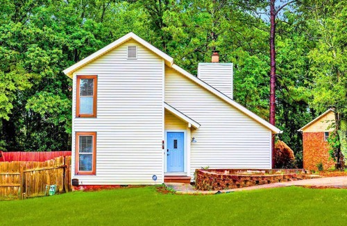 Martinez House | Modern 4 Bed Near Augusta: Pool, BBQ, Jacuzzi Tub