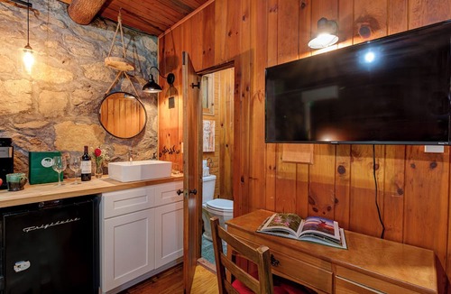 Waynesville Hotel | Furry Lodge and Suites