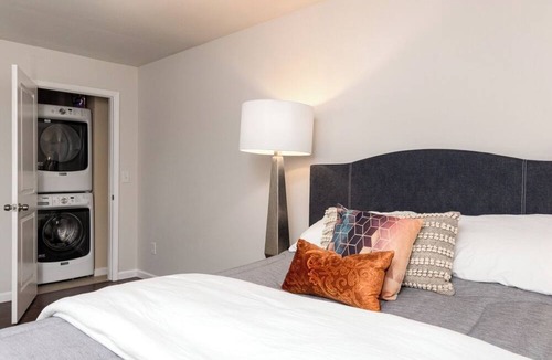 Dacula House | Luxurious Suite with 5-Star Amenities and Prime Location!