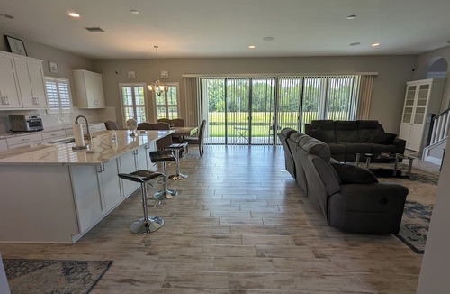 Balm House | 5 Bedroom 4 Bathroom House In Riverview With Great Amenities