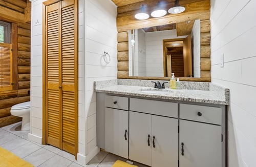 Fleming Cabin | Charming dog-friendly cabin w/ amazing lake views near Savannah
