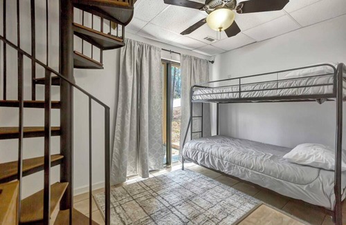 Salem Villa | 703 Captains Walk Sum