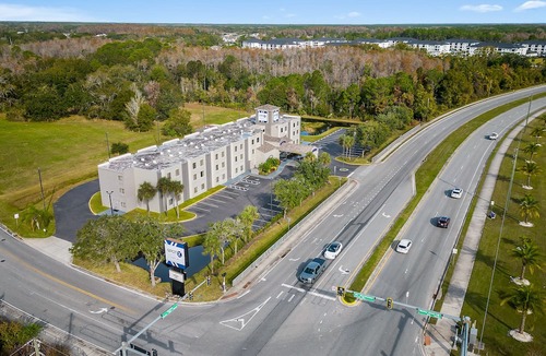 Wesley Chapel House | Stay Near The Grove - Free Breakfast, Outdoor Pool & Free Parking in 4 Units