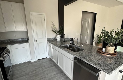 Huntcliff House | Newly built, near Fort Jackson & Downtown USC