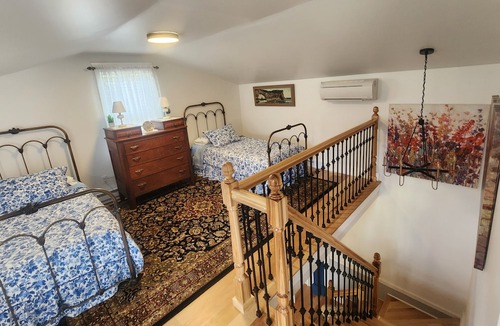 Warrenton Other | Cozy farmhouse with kitchenette, pool & bbq in historic downtown Warrenton NC.