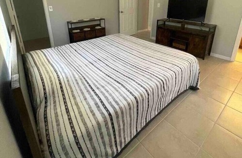 Florida Ridge Apartment | 2 Bedroom 747132 by Houzlet