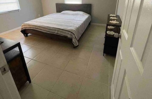 Florida Ridge Apartment | 2 Bedroom 747132 by Houzlet
