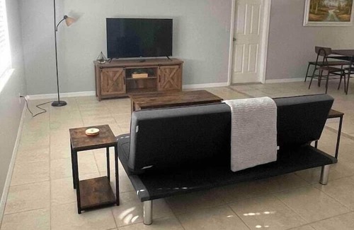 Florida Ridge Apartment | 2 Bedroom 740390 by Houzlet