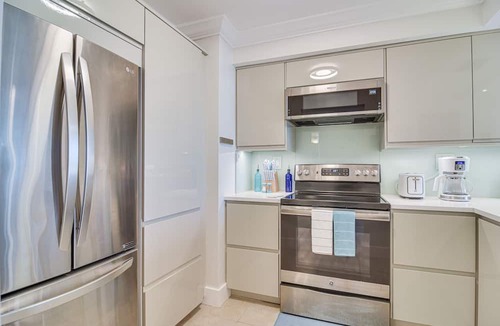 Palma del Mar Condo | Stylish St Petersburg Condo w/ Balcony + Bay Views